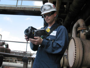 Inspekce během úplného provozu ruční termokamerou FLIR pro detekci úniků plynů.