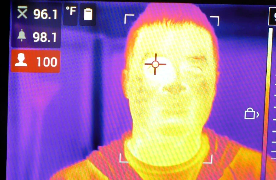 Při screeningu na COVID19 musí termokamera mít možnost měření vnitřního koutku oka. Před screeningem nechte jednotlivé osoby odstranit brýle nebo jiné překážky pro měření termokamera (ta nevidí skrze sklo!)