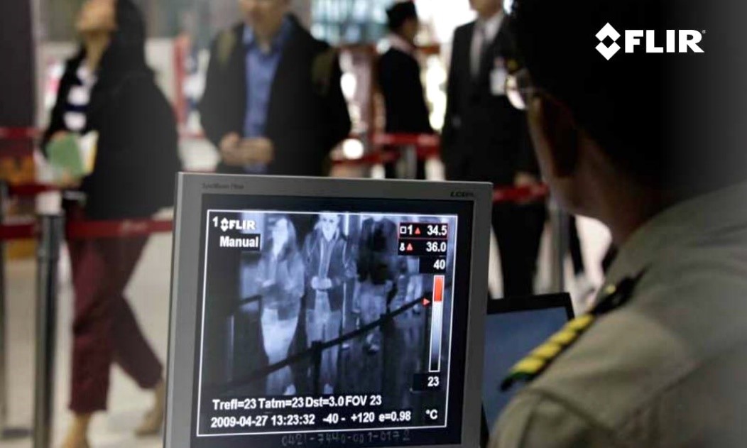 Obr. č. 3: Praktická ukázka již nasazeného systému v rámci screeningu na letišti. Je použita ruční termokamera FLIR ve stacionárním provozu.